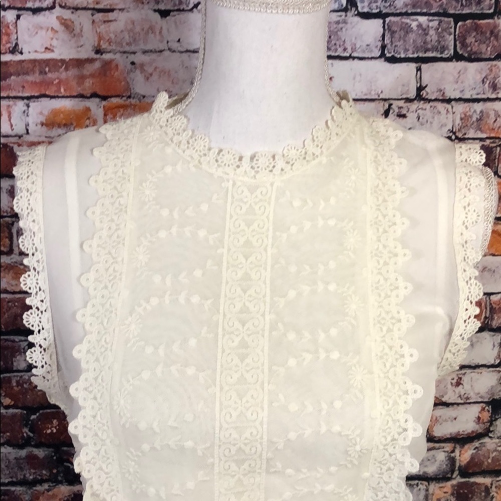 BEAUTIFUL CHARLOTTE RUSSE CREAM TOP WITH LACE SZ L